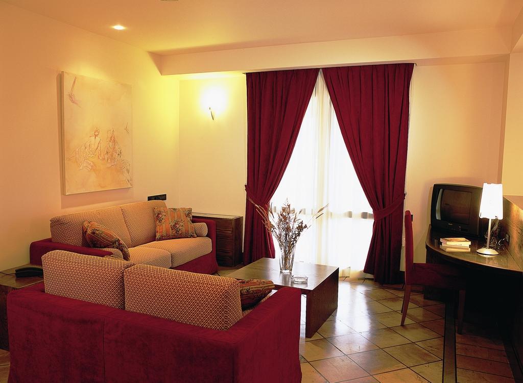 Avaris Hotel Карпенисион Экстерьер фото